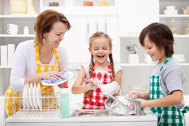 kids doing dishes